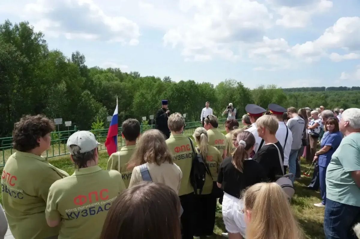 Живая память о защитниках Родины: на Аллее Героев в ж.р. Лесная Поляна появились 48 именных табличек погибших участников СВО Живая память о защитниках Родины: на Аллее Героев в ж.р. Лесная Поляна появились 48 именных табличек погибших участников СВО