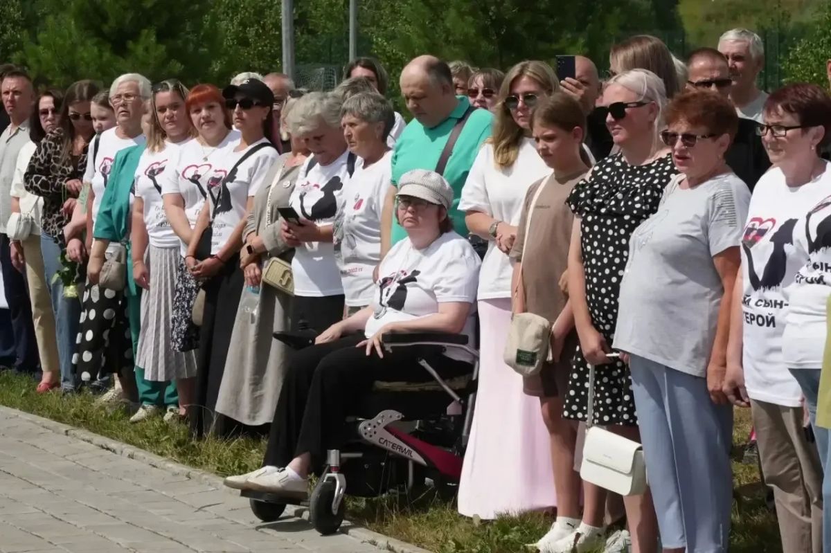 Живая память о защитниках Родины: на Аллее Героев в ж.р. Лесная Поляна появились 48 именных табличек погибших участников СВО Живая память о защитниках Родины: на Аллее Героев в ж.р. Лесная Поляна появились 48 именных табличек погибших участников СВО