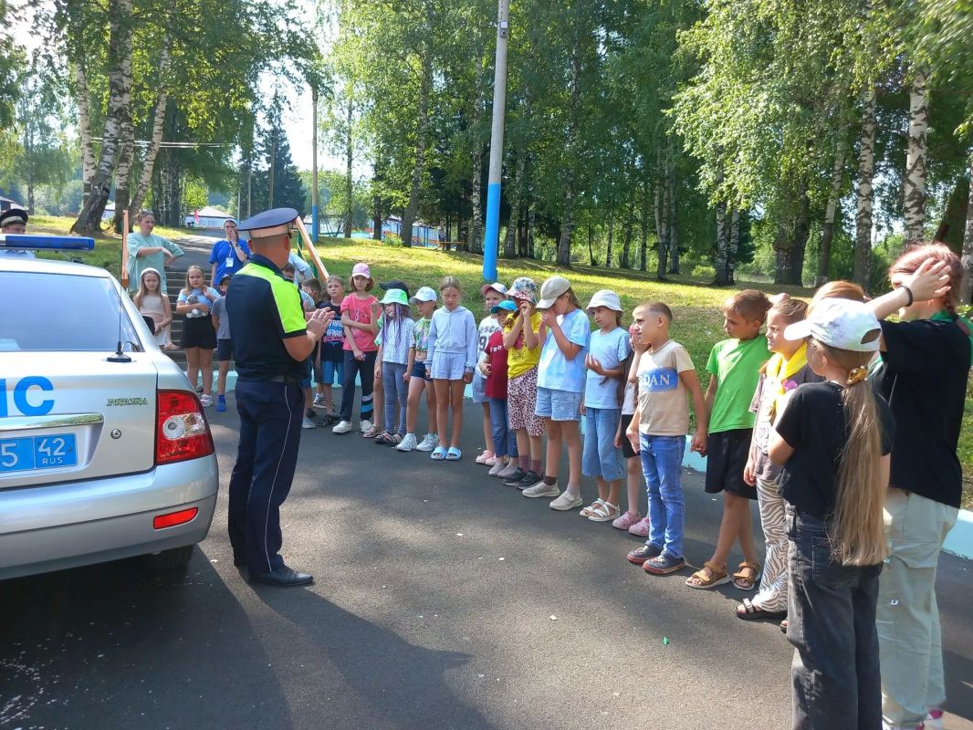 В Березовском сотрудники Госавтоинспекции провели урок безопасности для отдыхающих в загородных лагерях «Орленок» и «Ласточка» В Березовском сотрудники Госавтоинспекции провели урок безопасности для отдыхающих в загородных лагерях «Орленок» и «Ласточка»