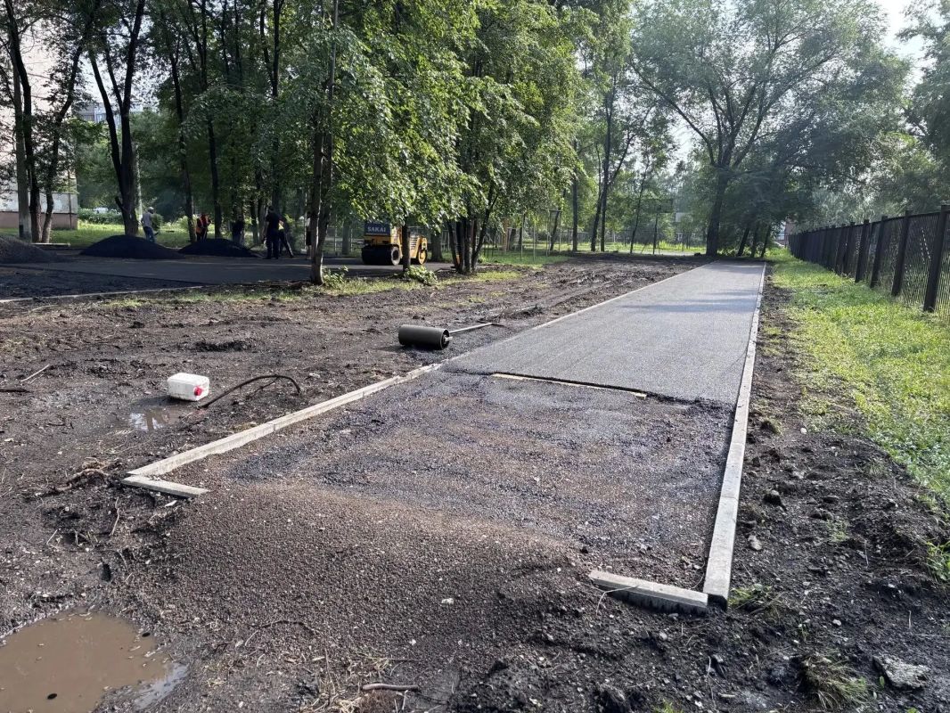 В школе №2 Центрального района завершается создание современной спортивной площадки В школе №2 Центрального района завершается создание современной спортивной площадки