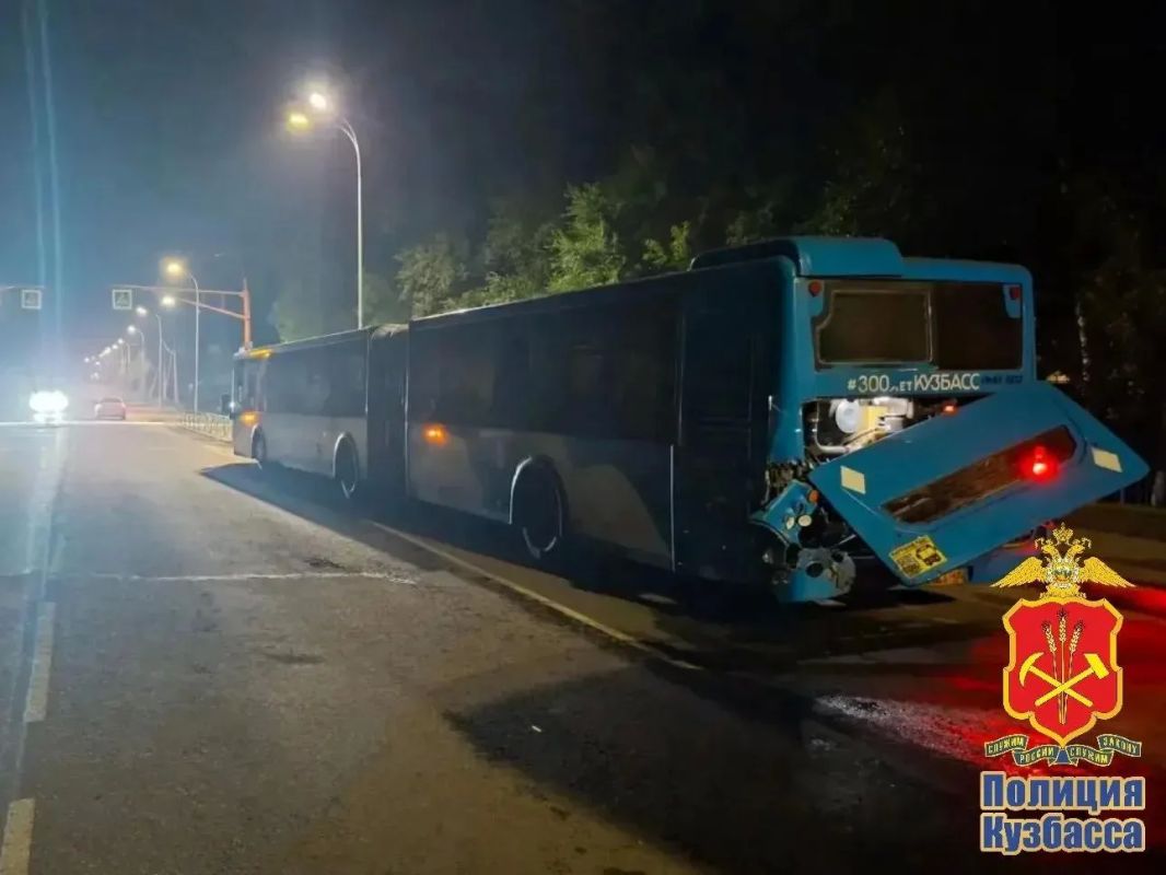 В селе Берёзово на остановке столкнулись бетономешалка и рейсовый автобус В селе Берёзово на остановке столкнулись бетономешалка и рейсовый автобус
