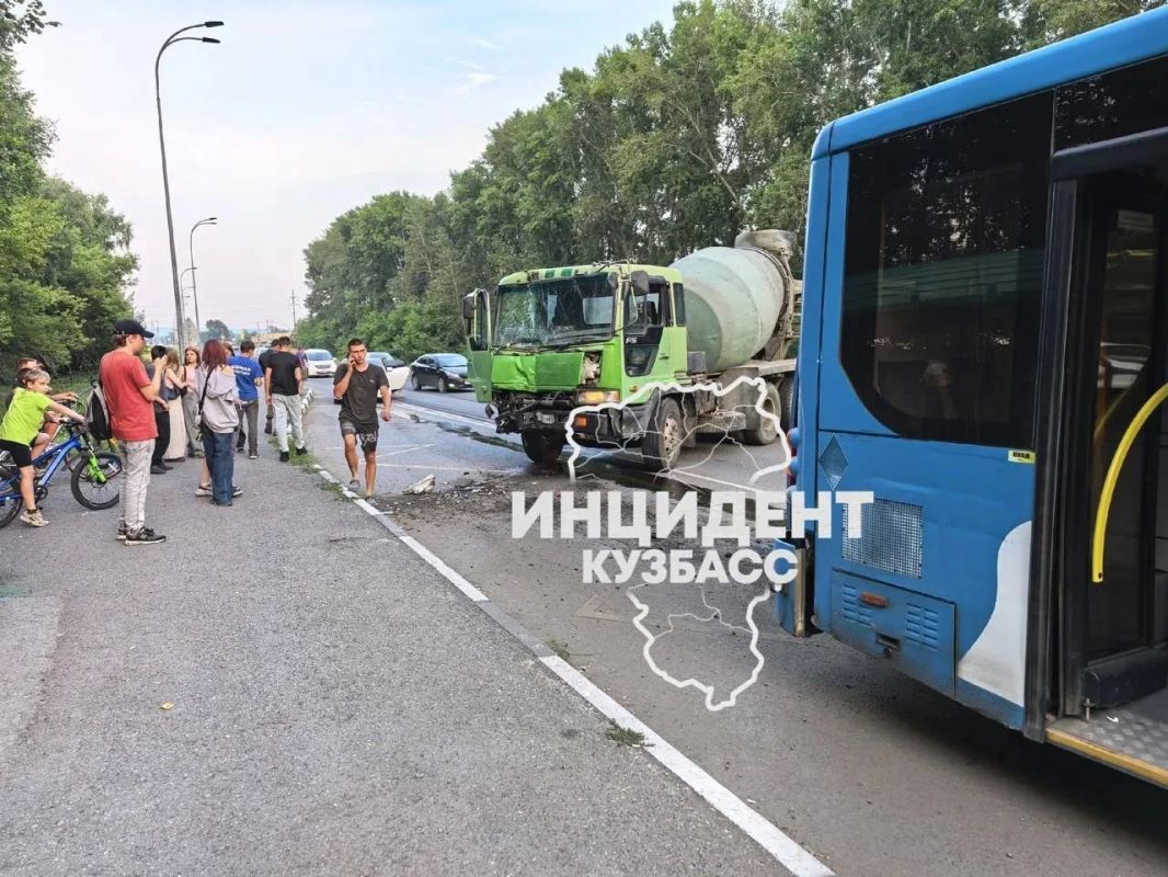 В селе Берёзово на остановке столкнулись бетономешалка и рейсовый автобус В селе Берёзово на остановке столкнулись бетономешалка и рейсовый автобус