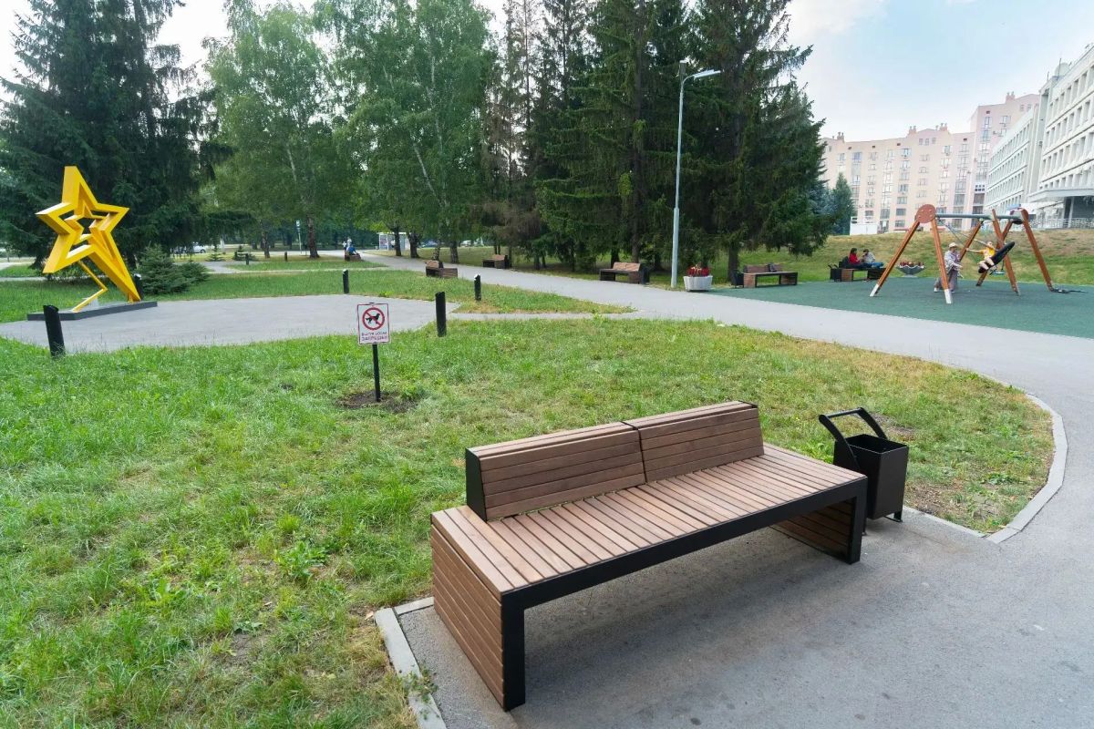 В сквере у суда Ленинского района завершился очередной этап благоустройства – здесь появились новые парковые диваны и урны В сквере у суда Ленинского района завершился очередной этап благоустройства – здесь появились новые парковые диваны и урны