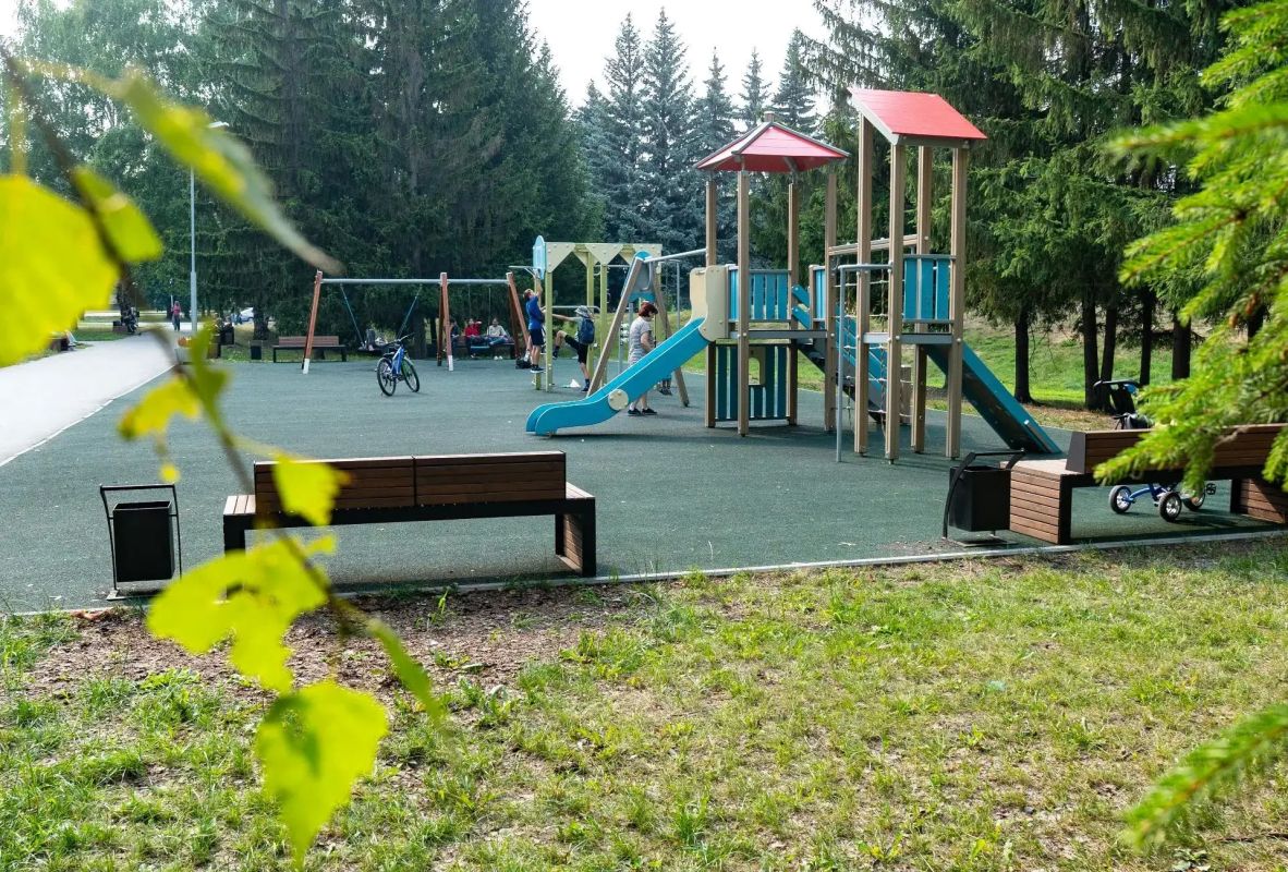 В сквере у суда Ленинского района завершился очередной этап благоустройства – здесь появились новые парковые диваны и урны В сквере у суда Ленинского района завершился очередной этап благоустройства – здесь появились новые парковые диваны и урны