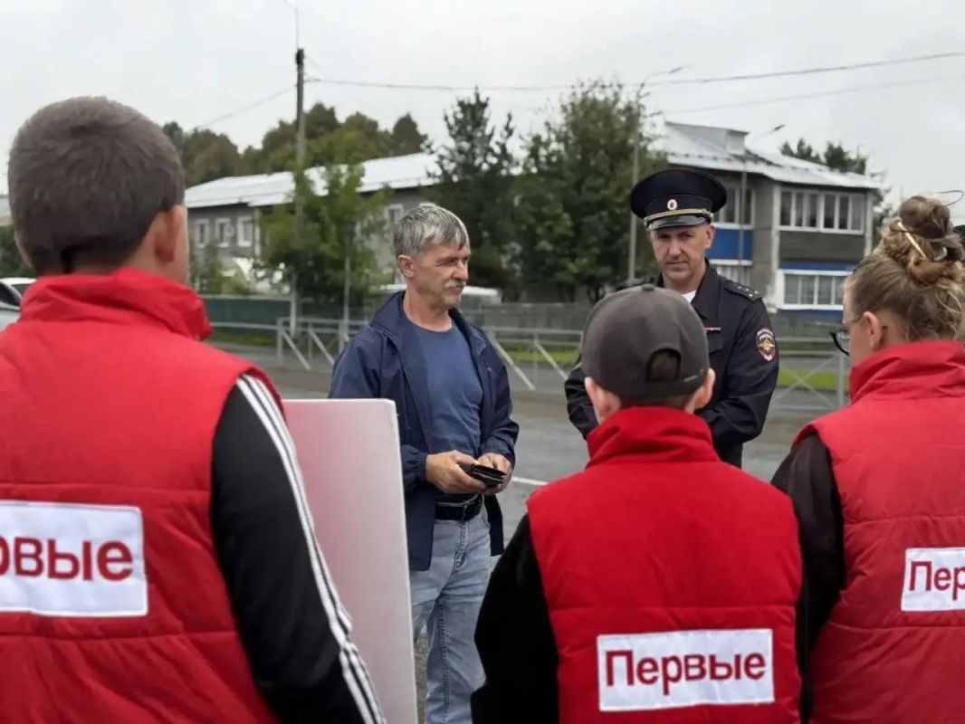 В Верх-Чебуле сотрудники Госавтоинспекции и активисты «Движения первых» провели информационную акцию «Безопасная дорога в школу» В Верх-Чебуле сотрудники Госавтоинспекции и активисты «Движения первых» провели информационную акцию «Безопасная дорога в школу»
