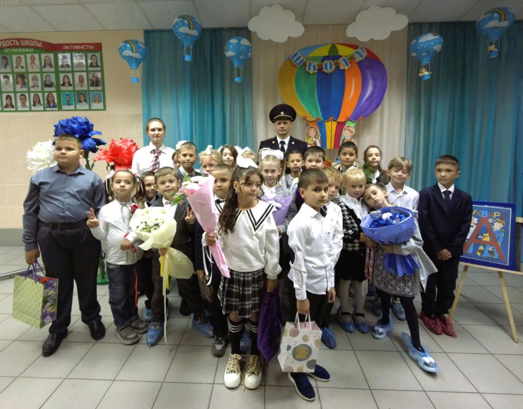 В День знаний транспортные полицейские Кузбасса провели урок безопасности для школьников В День знаний транспортные полицейские Кузбасса провели урок безопасности для школьников
