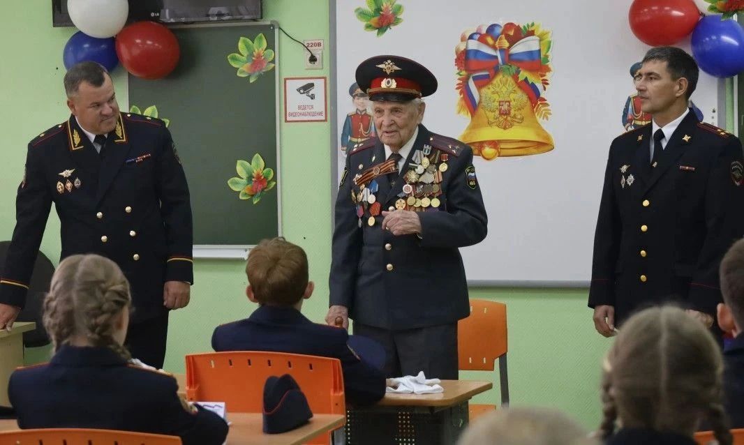 В Кемерове в День знаний открыт кадетский класс полиции имени участника Великой Отечественной войны, ветерана МВД, полковника милиции в отставке Николая Сячина В Кемерове в День знаний открыт кадетский класс полиции имени участника Великой Отечественной войны, ветерана МВД, полковника милиции в отставке Николая Сячина