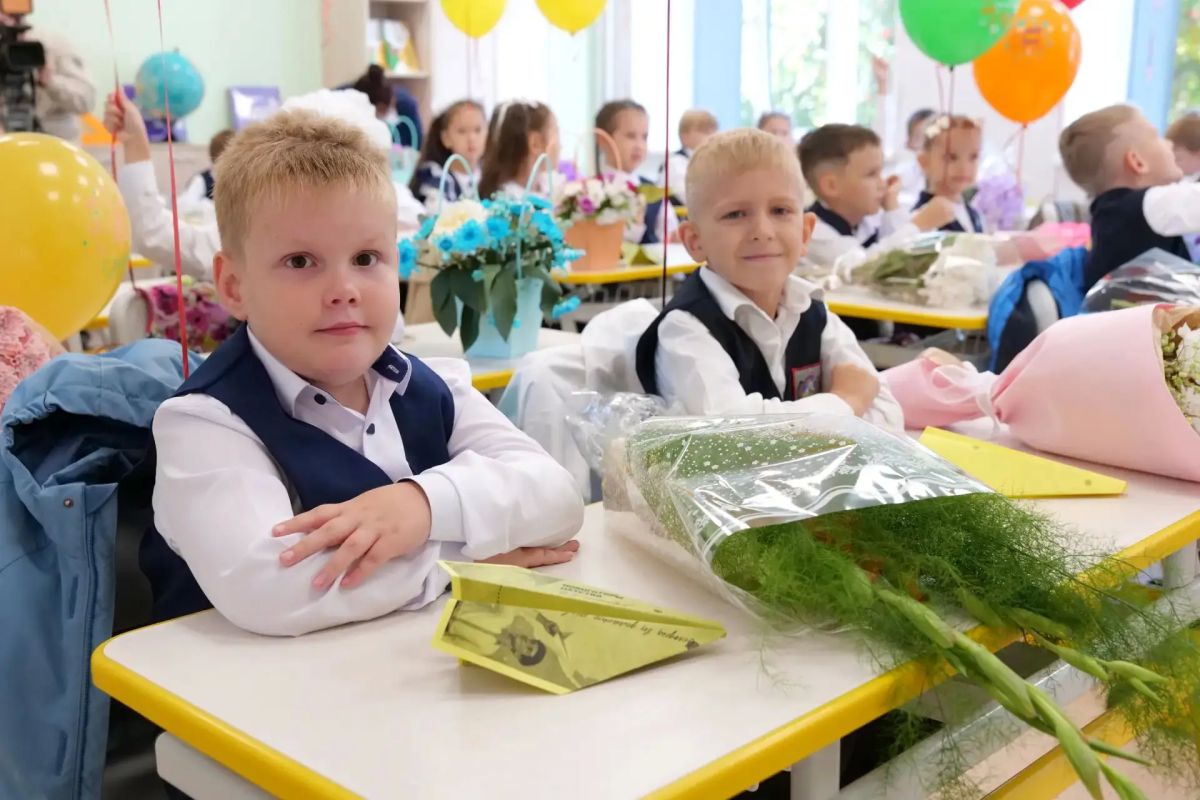 Дмитрий Анисимов: Сегодня в кемеровских школах за парты сядут 66,8 тысяч школьников, в том числе 5300 первоклассников Дмитрий Анисимов: Сегодня в кемеровских школах за парты сядут 66,8 тысяч школьников, в том числе 5300 первоклассников