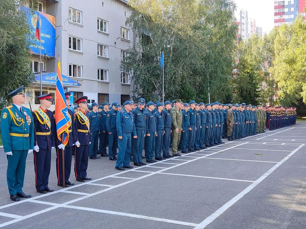 Сотрудники СК России по Кузбассу приняли участие в торжественной линейке ко Дню знаний в кадетской школе-интернате МЧС Сотрудники СК России по Кузбассу приняли участие в торжественной линейке ко Дню знаний в кадетской школе-интернате МЧС