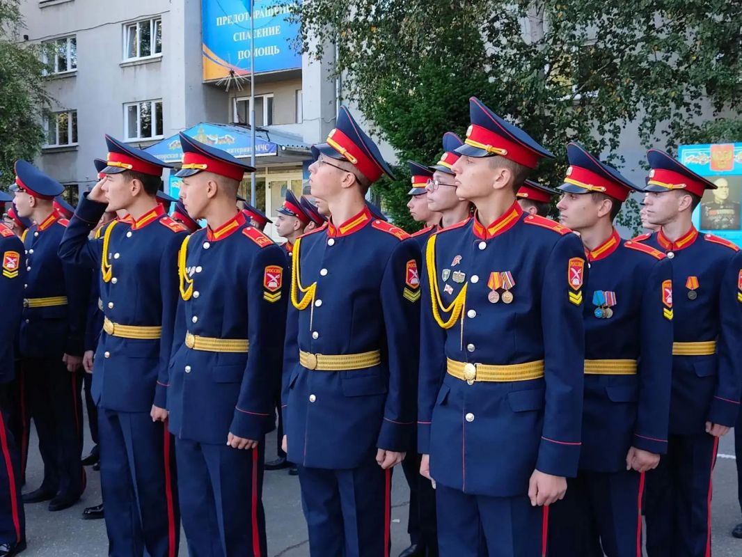 Сотрудники СК России по Кузбассу приняли участие в торжественной линейке ко Дню знаний в кадетской школе-интернате МЧС Сотрудники СК России по Кузбассу приняли участие в торжественной линейке ко Дню знаний в кадетской школе-интернате МЧС