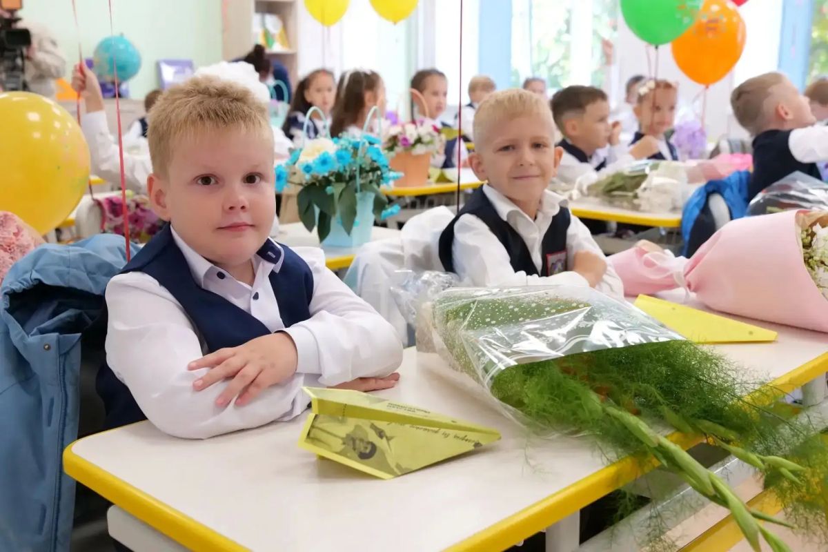 Сегодня в школах города Кемерово за парты сядут 66,8 тысячи школьников, в том числе 5300 первоклассников Сегодня в школах города Кемерово за парты сядут 66,8 тысячи школьников, в том числе 5300 первоклассников