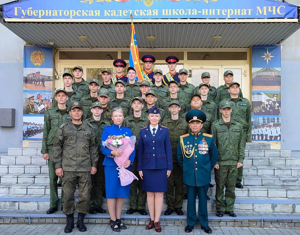 Сотрудники СК России по Кузбассу приняли участие в торжественной линейке ко Дню знаний в кадетской школе-интернате МЧС Сотрудники СК России по Кузбассу приняли участие в торжественной линейке ко Дню знаний в кадетской школе-интернате МЧС