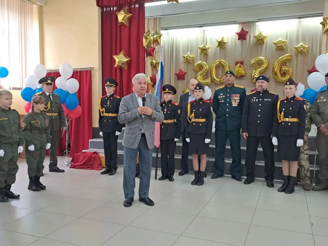 В учебных заведениях Кузбасса сегодня проходят торжественные линейки, посвященные Дню знаний и началу нового учебного года В учебных заведениях Кузбасса сегодня проходят торжественные линейки, посвященные Дню знаний и началу нового учебного года