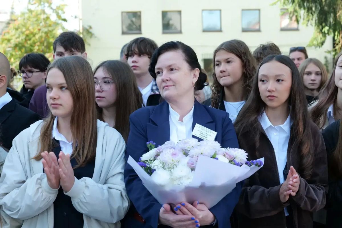 Сегодня в школах города Кемерово за парты сядут 66,8 тысячи школьников, в том числе 5300 первоклассников Сегодня в школах города Кемерово за парты сядут 66,8 тысячи школьников, в том числе 5300 первоклассников