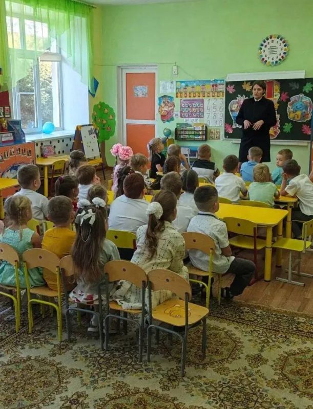 В Кузбассе транспортные полицейские провели для воспитанников детского сада увлекательную викторину В Кузбассе транспортные полицейские провели для воспитанников детского сада увлекательную викторину