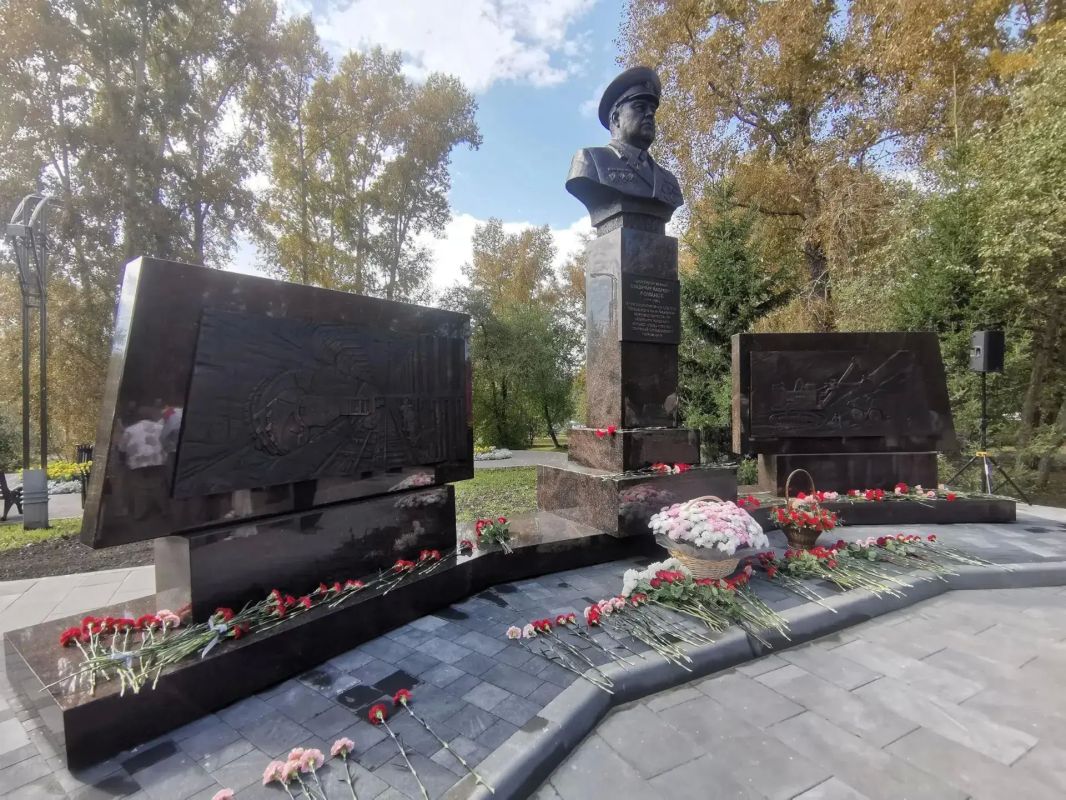 В Кемерове появился памятник шахтёрскому маршалу Владимиру Романову