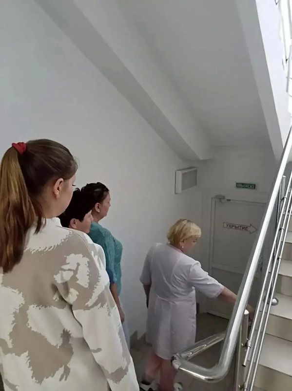 Коллективы медицинских учреждений закрепляют навыки действий при ЧС и умения оказывать первую помощь Коллективы медицинских учреждений закрепляют навыки действий при ЧС и умения оказывать первую помощь