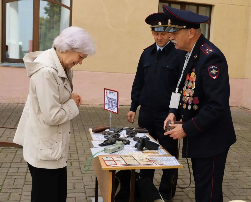Кузбасские полицейские и воспитанники кадетских классов полиции встретились с почетным полярником России Матвеем Шпаро Кузбасские полицейские и воспитанники кадетских классов полиции встретились с почетным полярником России Матвеем Шпаро