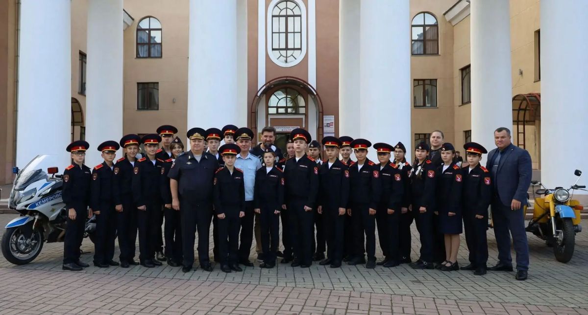 Кузбасские полицейские и воспитанники кадетских классов полиции встретились с почетным полярником России Матвеем Шпаро Кузбасские полицейские и воспитанники кадетских классов полиции встретились с почетным полярником России Матвеем Шпаро