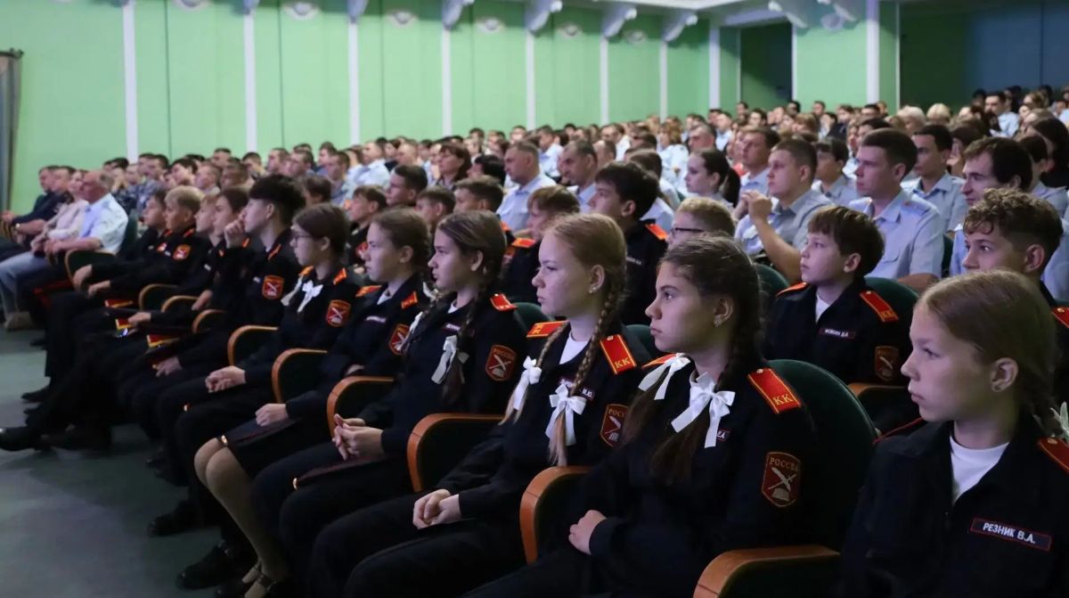 Кузбасские полицейские и воспитанники кадетских классов полиции встретились с почетным полярником России Матвеем Шпаро Кузбасские полицейские и воспитанники кадетских классов полиции встретились с почетным полярником России Матвеем Шпаро