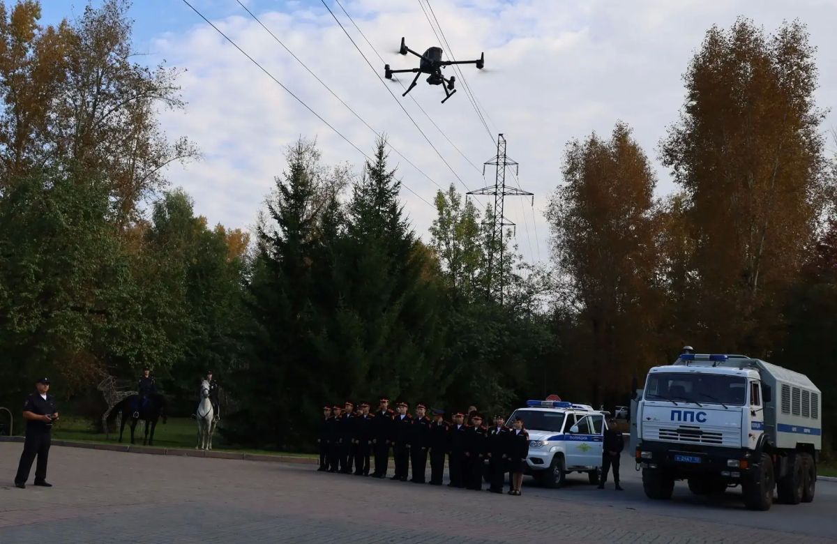 Кузбасские полицейские и воспитанники кадетских классов полиции встретились с почетным полярником России Матвеем Шпаро Кузбасские полицейские и воспитанники кадетских классов полиции встретились с почетным полярником России Матвеем Шпаро