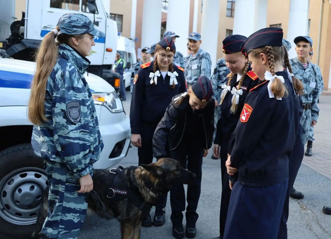 Кузбасские полицейские и воспитанники кадетских классов полиции встретились с почетным полярником России Матвеем Шпаро Кузбасские полицейские и воспитанники кадетских классов полиции встретились с почетным полярником России Матвеем Шпаро