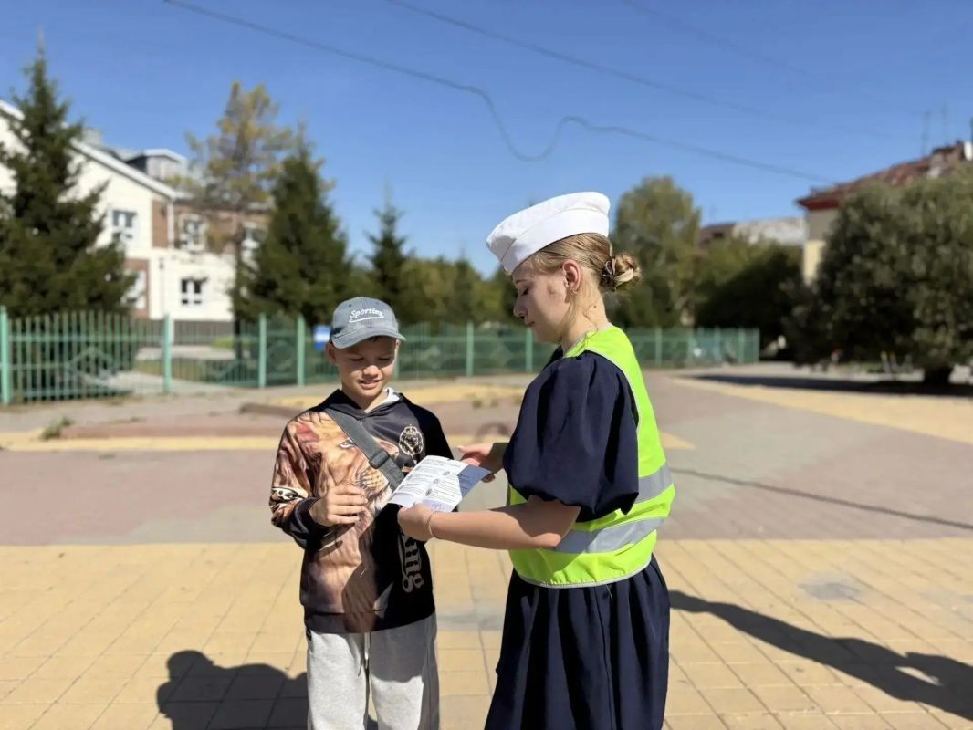 В Гурьевске сотрудники Госавтоинспекции совместно с заместителем председателя общественного совета провели акцию «Юный пешеход» В Гурьевске сотрудники Госавтоинспекции совместно с заместителем председателя общественного совета провели акцию «Юный пешеход»