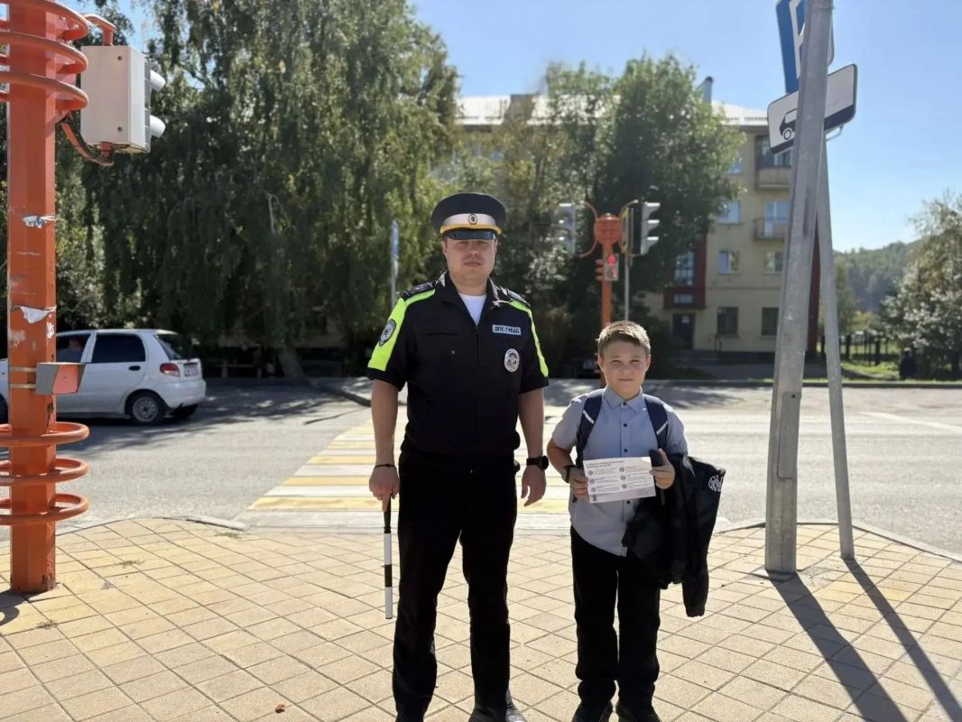 В Гурьевске сотрудники Госавтоинспекции совместно с заместителем председателя общественного совета провели акцию «Юный пешеход»