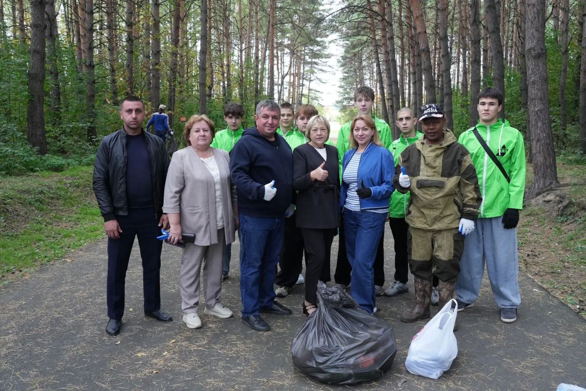 Активисты Рудничного района навели порядок в сосновом бору у кемеровского кардиоцентра Активисты Рудничного района навели порядок в сосновом бору у кемеровского кардиоцентра