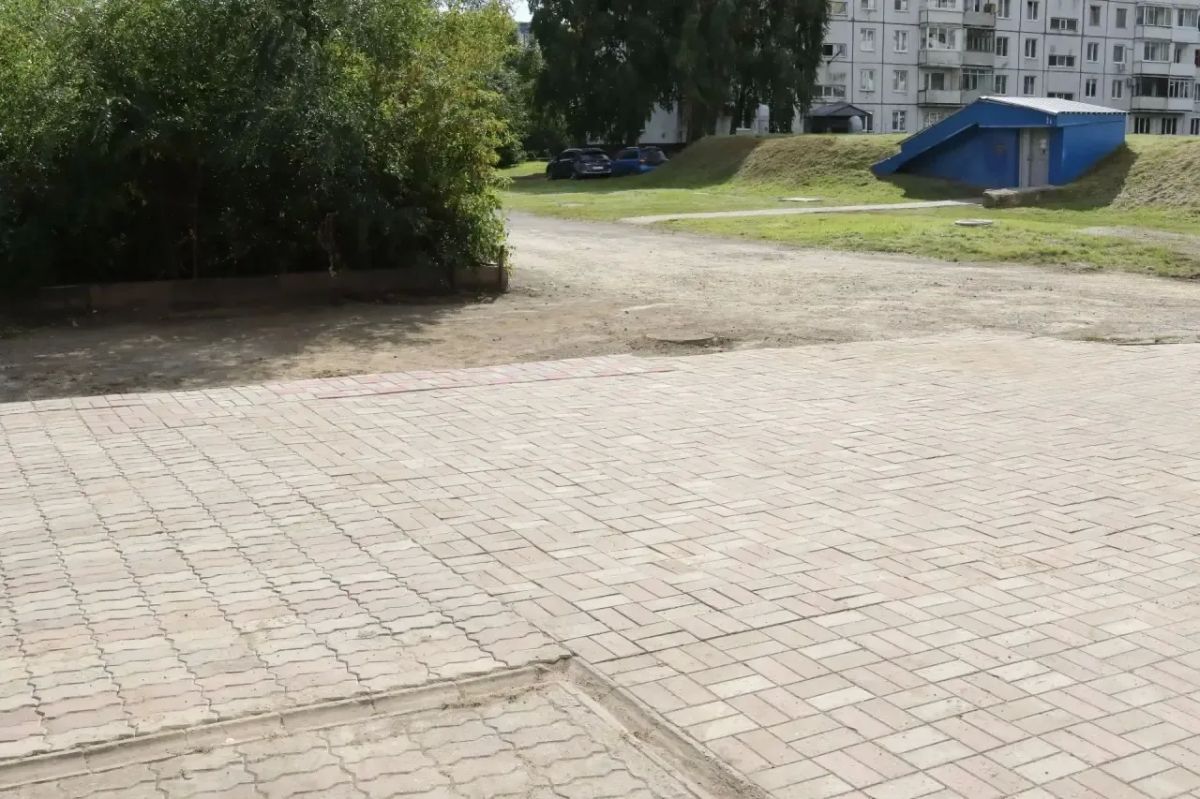 На проспекте Московском, 37 силами АО «КемВод» устранено повреждение тротуара и проведено благоустройство На проспекте Московском, 37 силами АО «КемВод» устранено повреждение тротуара и проведено благоустройство