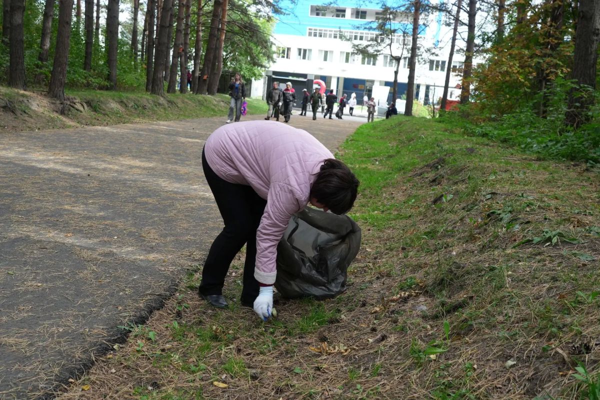 Активисты Рудничного района навели порядок в сосновом бору у кемеровского кардиоцентра Активисты Рудничного района навели порядок в сосновом бору у кемеровского кардиоцентра