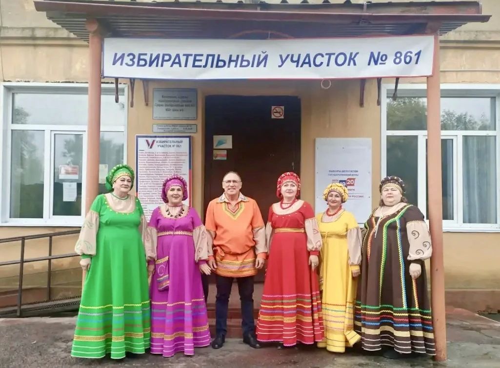 Живые выступления музыкальных коллективов и вокалистов, любимые мелодии и лучшие номера - всё это создает рядом с избирательными участками особое праздничное настроение! Живые выступления музыкальных коллективов и вокалистов, любимые мелодии и лучшие номера - всё это создает рядом с избирательными участками особое праздничное настроение!