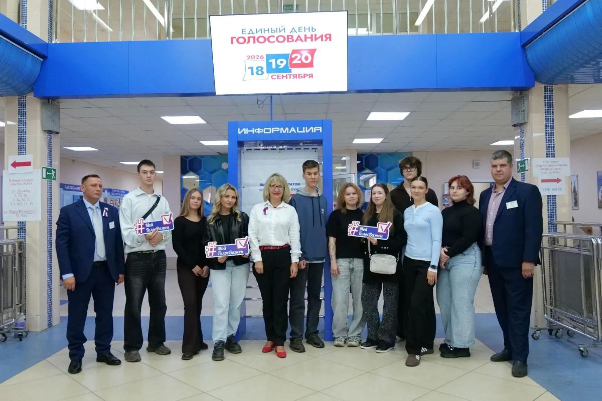 На избирательных участках кемеровской школы №14 впервые проголосовали десять ребят — выпускники этого года На избирательных участках кемеровской школы №14 впервые проголосовали десять ребят — выпускники этого года