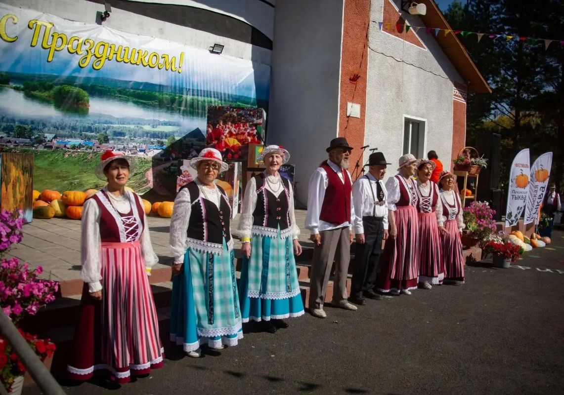 Друзья, в селе Пача на Кузбассе прошёл, пожалуй, самый яркий и красочный фестиваль — и всё благодаря главной героине праздника, солнечной оранжевой тыкве! Друзья, в селе Пача на Кузбассе прошёл, пожалуй, самый яркий и красочный фестиваль — и всё благодаря главной героине праздника, солнечной оранжевой тыкве!