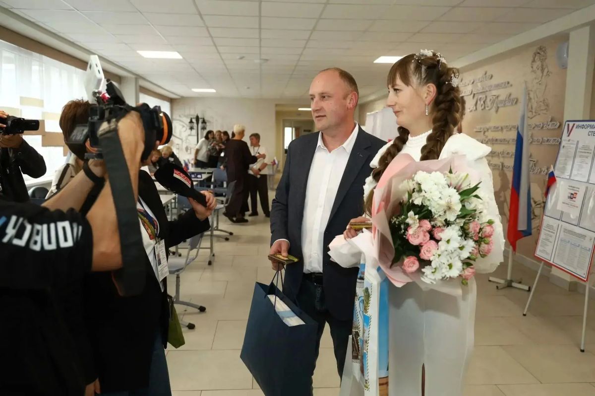 Молодожёны Кузбасса после загса — на выборы Молодожёны Кузбасса после загса — на выборы