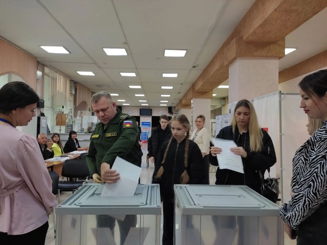 В Кемеровском горнотехническом техникуме всем составом проголосовала семья участника СВО В Кемеровском горнотехническом техникуме всем составом проголосовала семья участника СВО