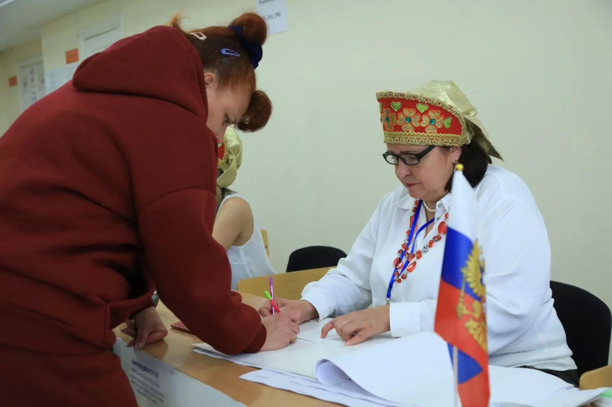 В школе № 107 все три дня голосования члены УИК встречают жителей в русских народных головных уборах — кокошниках В школе № 107 все три дня голосования члены УИК встречают жителей в русских народных головных уборах — кокошниках