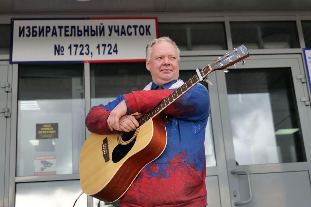 В школе №85, где организовано голосование, муж поздравил жену с днём рождения В школе №85, где организовано голосование, муж поздравил жену с днём рождения