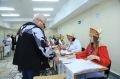 В школе № 107 все три дня голосования члены УИК встречают жителей в русских народных головных уборах — кокошниках