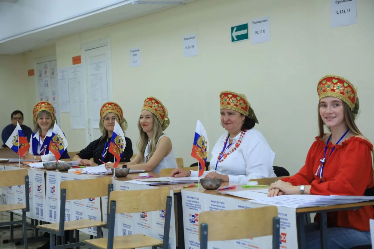 В школе № 107 все три дня голосования члены УИК встречают жителей в русских народных головных уборах — кокошниках В школе № 107 все три дня голосования члены УИК встречают жителей в русских народных головных уборах — кокошниках
