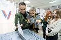 Многодетная мама, педагог и жена участника СВО Полина Мухамедьярова приняла участие в голосовании в школе №93