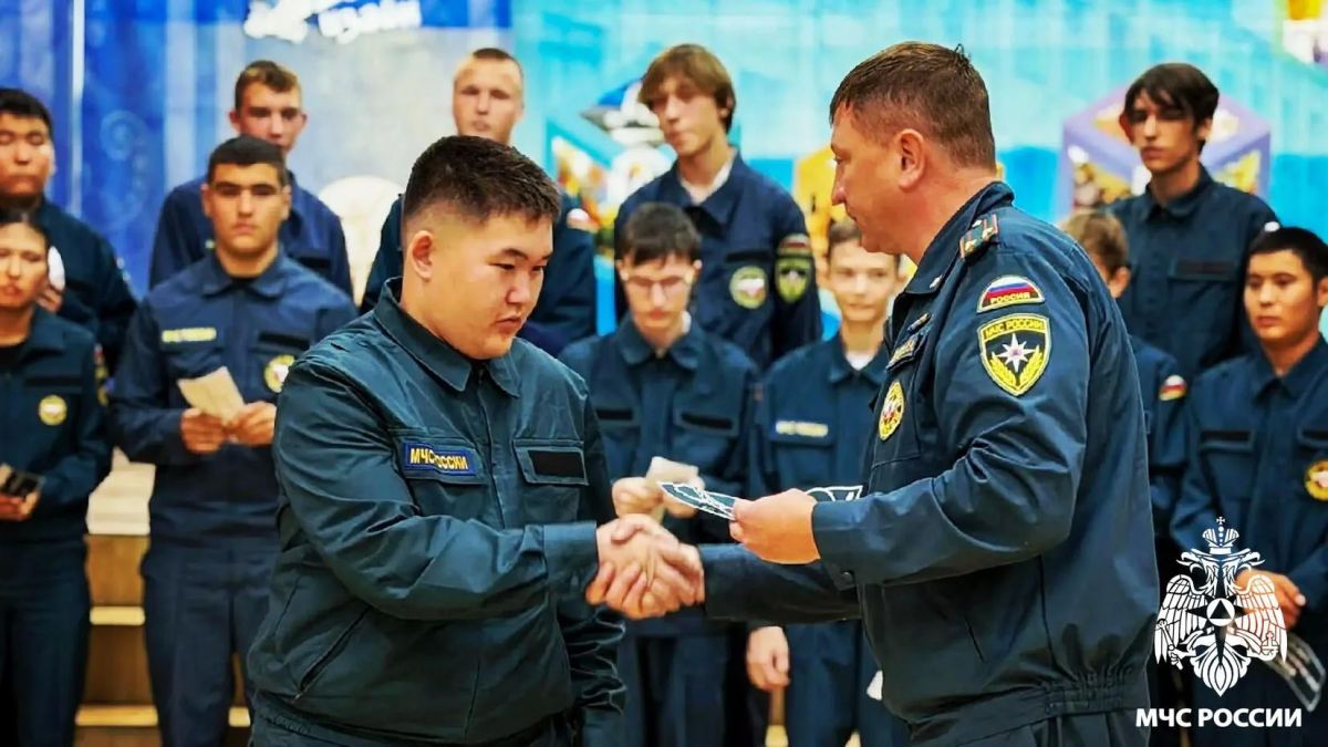 Первокурсникам специальности «Пожарная безопасность» вручили шевроны Первокурсникам специальности «Пожарная безопасность» вручили шевроны