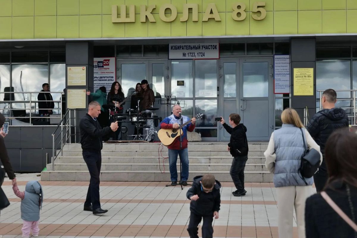 В школе №85, где организовано голосование, муж поздравил жену с днём рождения В школе №85, где организовано голосование, муж поздравил жену с днём рождения