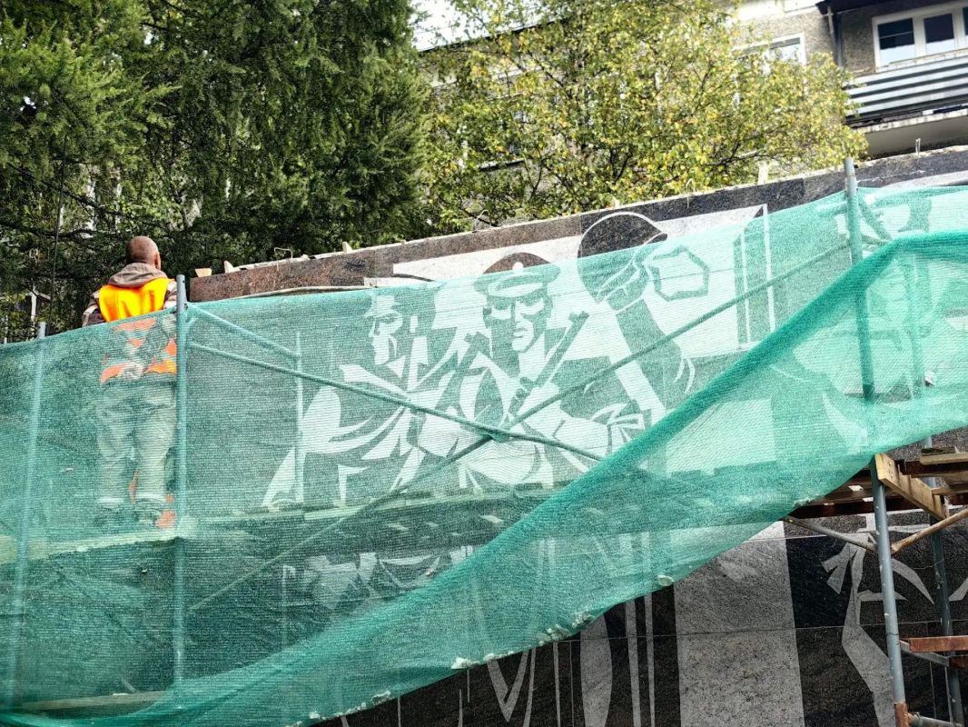 В Новокузнецке на стену «Тыл — Фронту» возвращают декоративное панно В Новокузнецке на стену «Тыл — Фронту» возвращают декоративное панно
