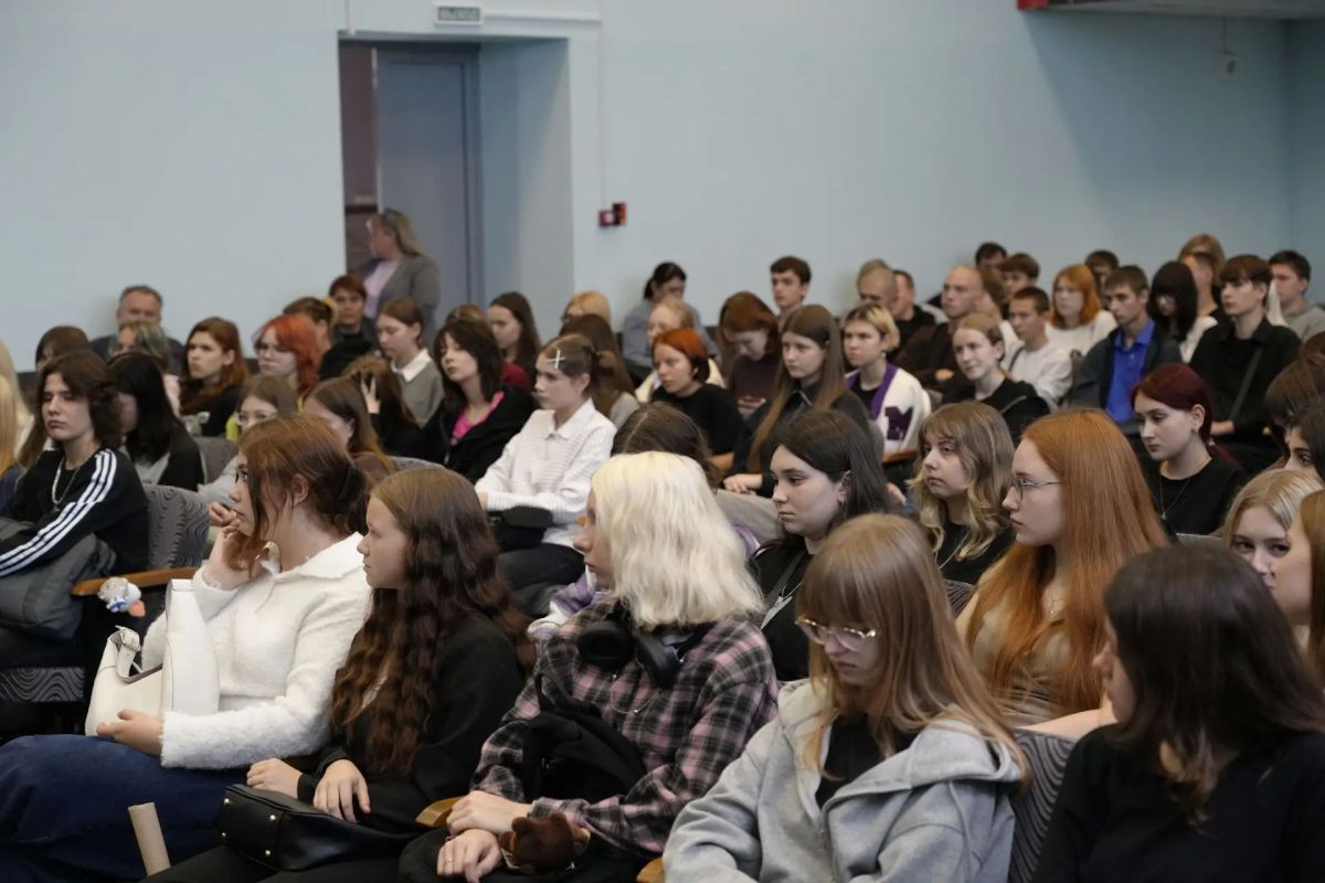Сотрудники Госавтоинспекции Кузбасса напомнили студентам о важности соблюдения ПДД Сотрудники Госавтоинспекции Кузбасса напомнили студентам о важности соблюдения ПДД