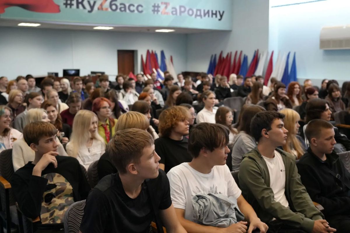 Сотрудники Госавтоинспекции Кузбасса напомнили студентам о важности соблюдения ПДД Сотрудники Госавтоинспекции Кузбасса напомнили студентам о важности соблюдения ПДД