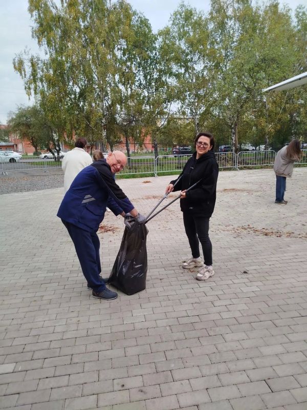 Команда «Антошки» наводит порядок около кафе-мороженого Команда «Антошки» наводит порядок около кафе-мороженого