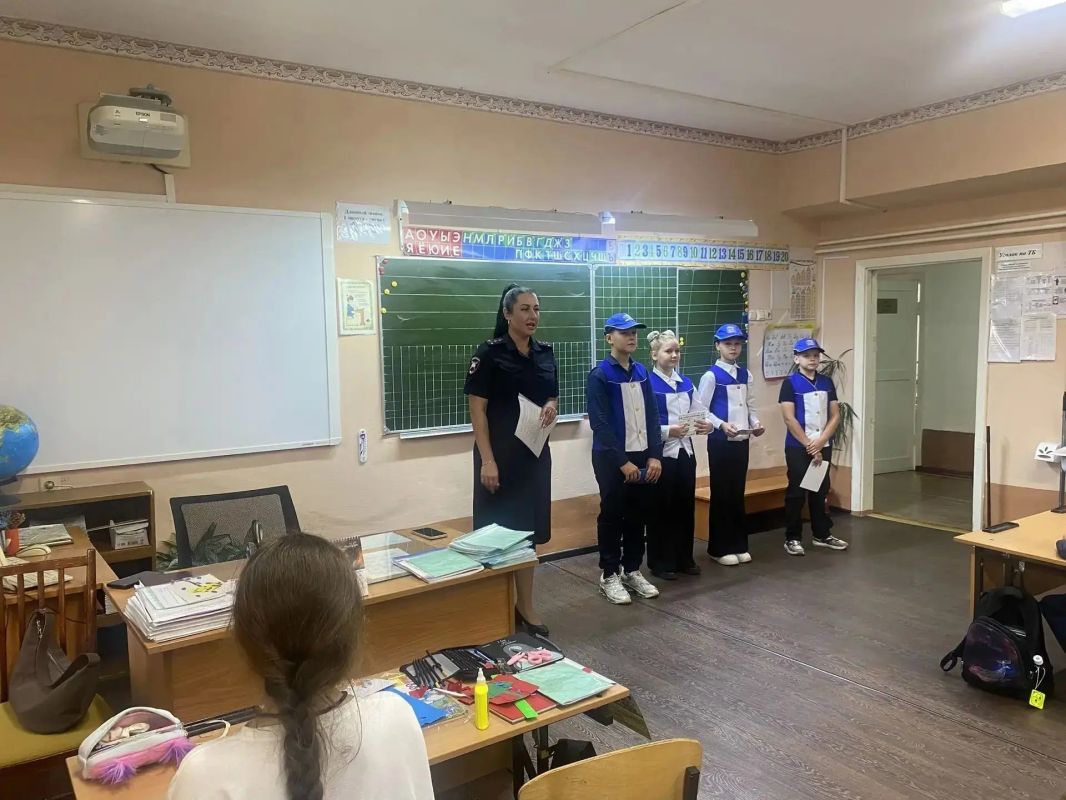 Сотрудники Госавтоинспекции Новокузнецкого муниципального округа совместно с отрядом ЮИД провели урок безопасности в МБОУ "Тальжинская ООШ"
