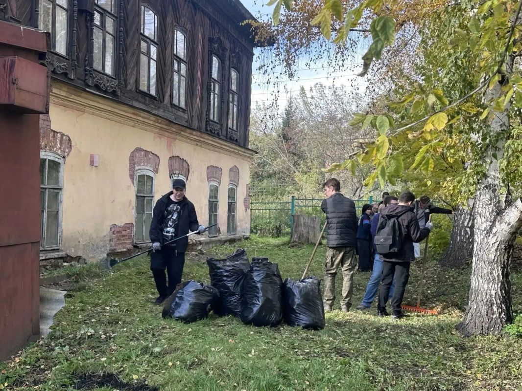 Большой субботник у Дома купца Фонарёва Большой субботник у Дома купца Фонарёва