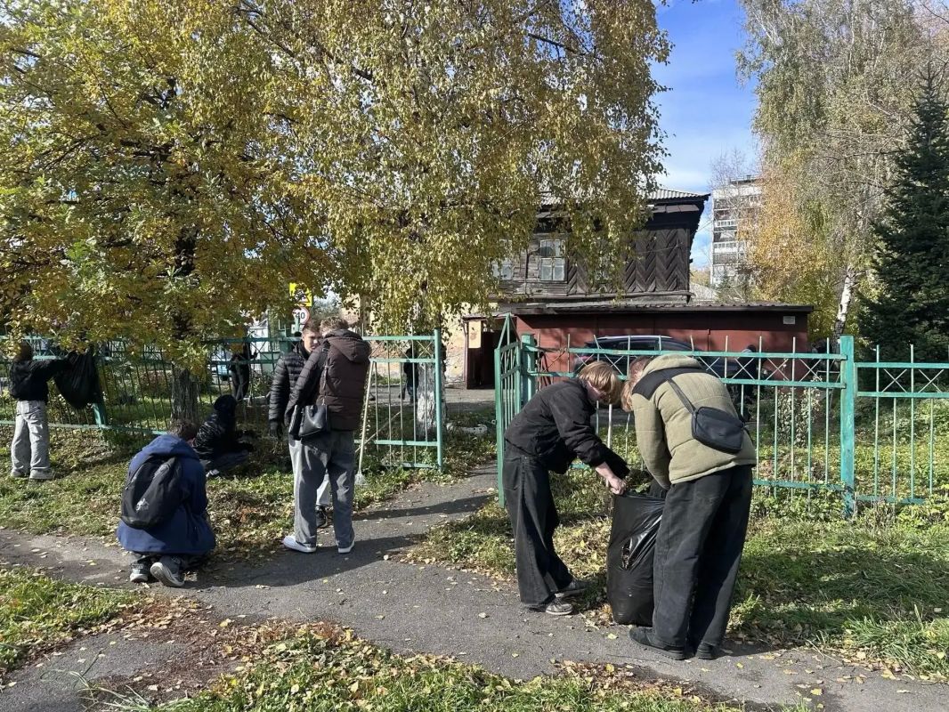 Большой субботник у Дома купца Фонарёва Большой субботник у Дома купца Фонарёва
